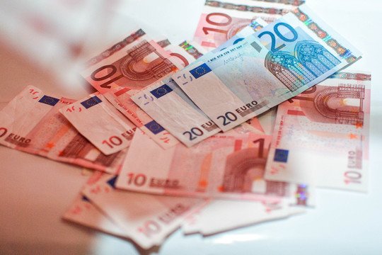 Apsišaukėlę į namus įsileidusi 96 metų senolė neteko pinigų