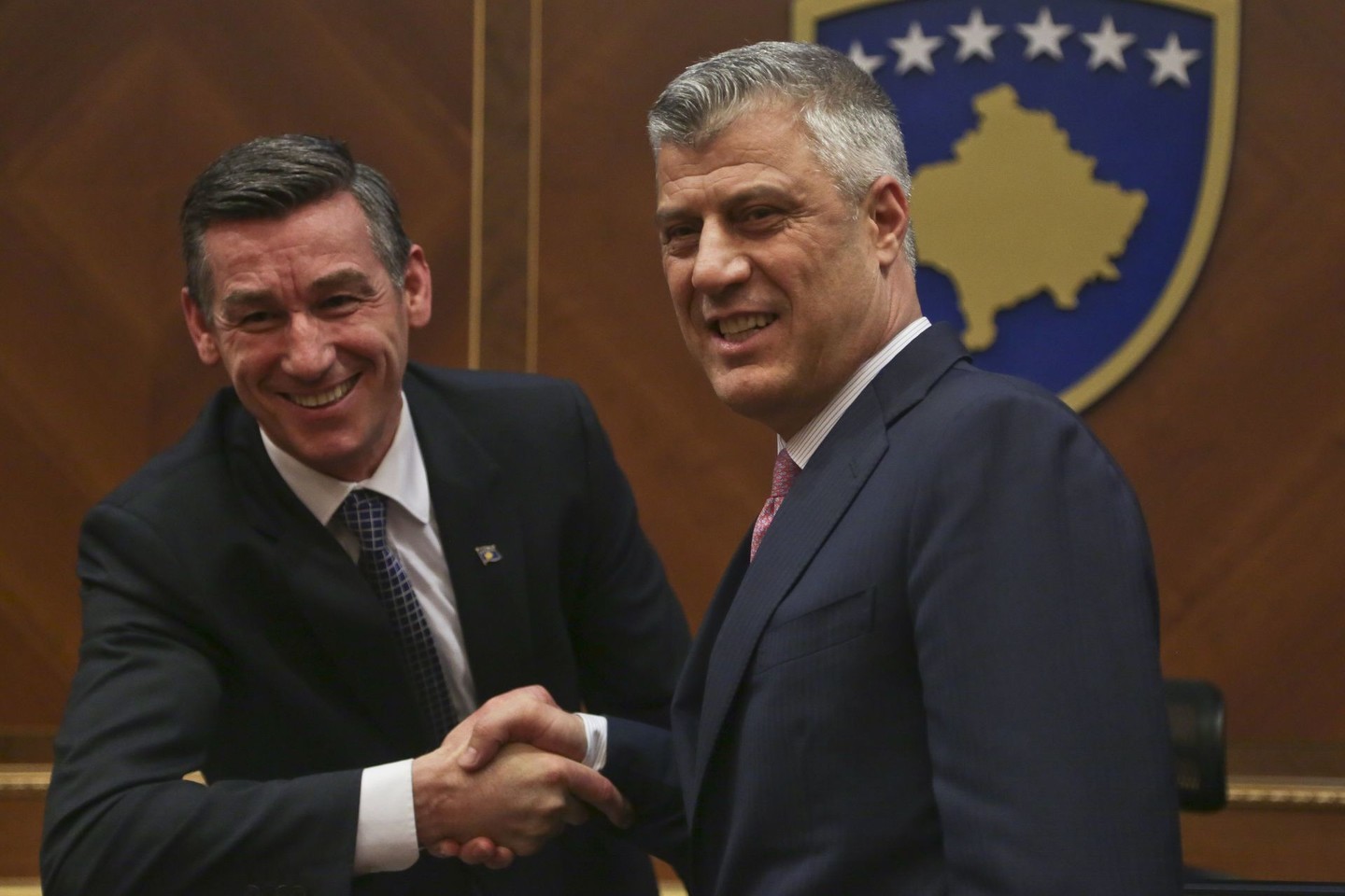 Kosovo parlamento vadovas Kadri Veseli (kairėje) sveikina naujai išrinktą prezidenta T. Hashimą.