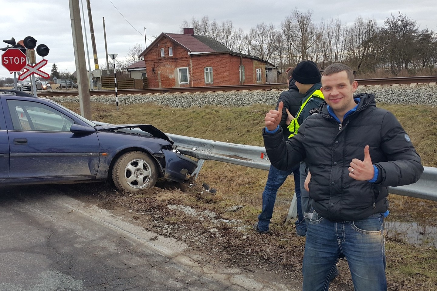 Girtas kelių erelis po avarijos buvo patenkintas – iškėlė į viršų nykštį. Mašinos savininkas – ne jis, o kartu važiavęs jo draugas.