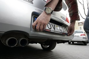 Šalikelėse stovintys automobiliai sudomino saugumo ekspertus