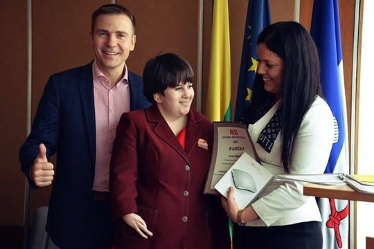 Į klausimus apie mažas rankas drąsi paauglė turi tvirtą atsakymą