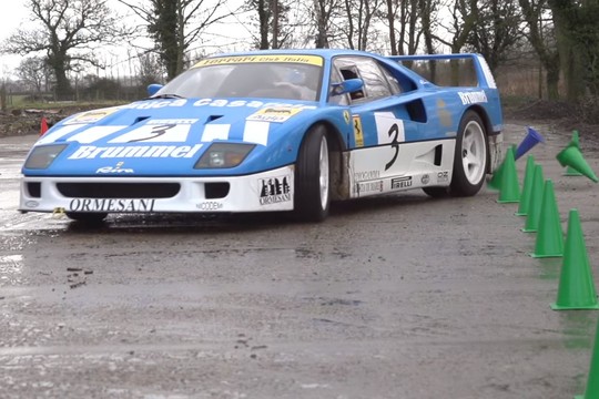 Ekscentriški britų turtuoliai siautė su itin retu „Ferrari“