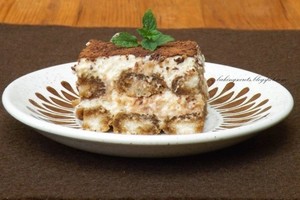 Burnoje tirpstantis lengvas itališkas desertas – tiramisu