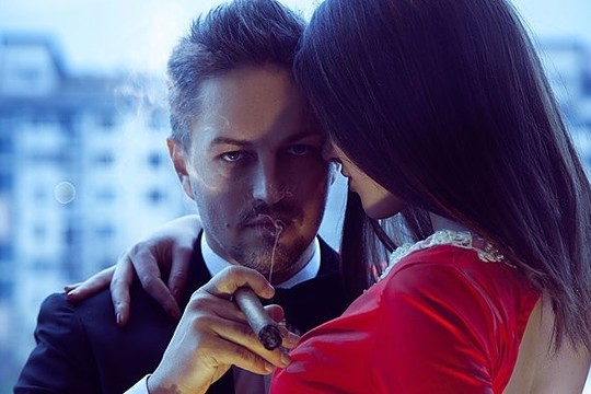 Psichologas pataria: kodėl merginas traukia vyresni vyrai?