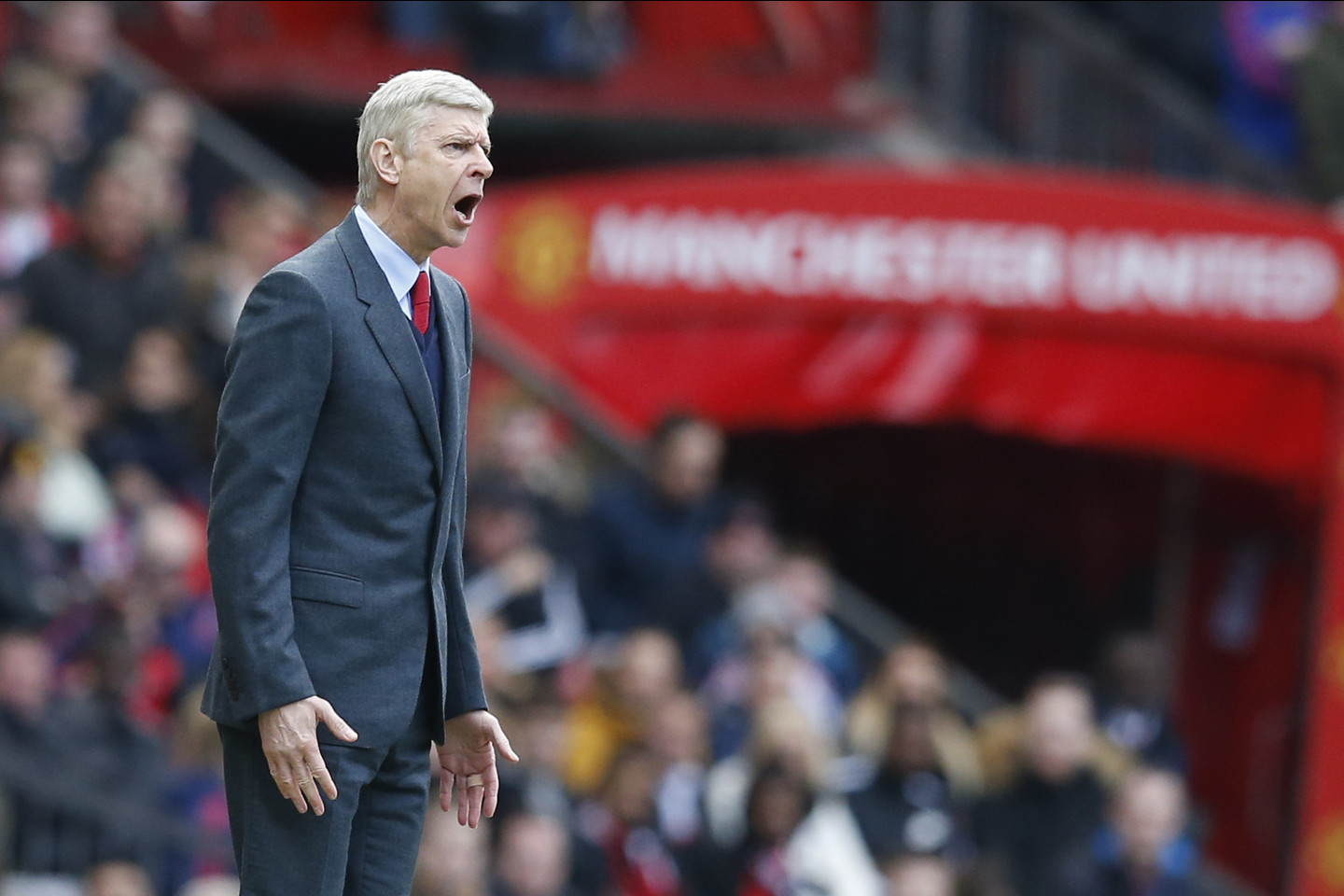 Arsene'as Wengeras nebuvo patenkintas įvykių eiga pirmajame kėlinyje.<br>AP nuotr.