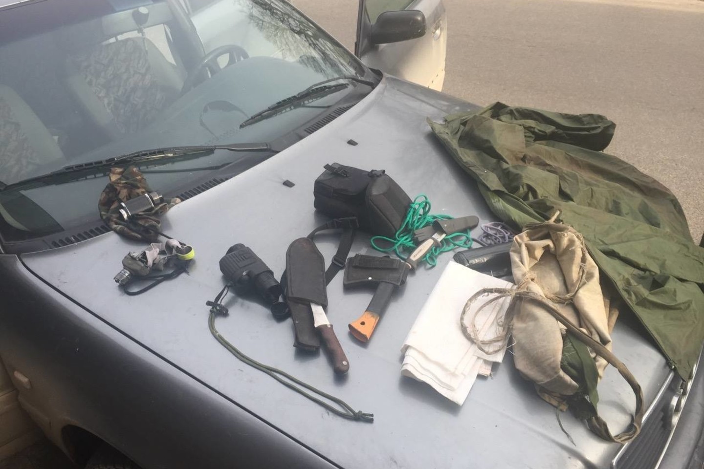 Pareigūnams sustabdžius įtarimą sukėlusį automobilį, paaiškėjo, kad jo bagažinėje buvo paslėptas neteisėtai sumedžiotas elnias bei medžioklės įtaisai.<br>policija.lt nuotr.