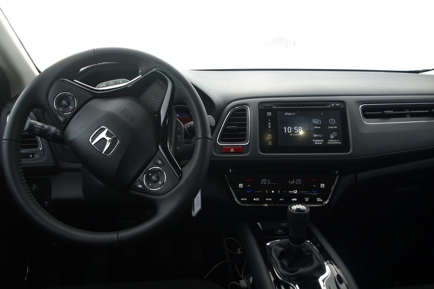 „Honda HR-V“ įrangos valdymas – pavyzdingai ergonomiškas.<br>Sauliaus Rinkevičiaus nuotr.
