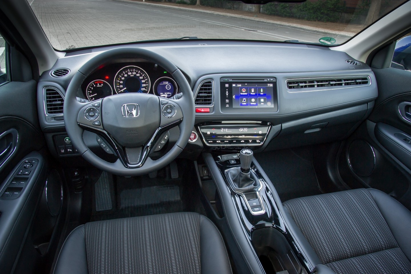 Vienu iš didžiausių „Honda HR-V“ privalumų kovoje su konkurentais turėtų būti erdvus salonas ir talpi bagažinė.<br>Gamintojo nuotr.