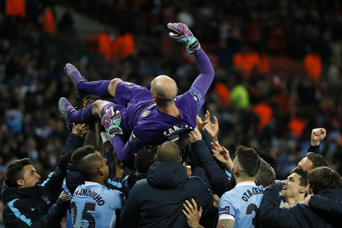 „Manchester City“ futbolininkai iškovojo lygos taurę, finale po 11 metrų baudinių serijos įveikę „Liverpool“.
