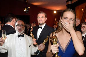 „Oskarų“ dūzgėse laisvai liejosi emocijos ir šampano purslai