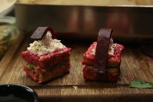 Pikantiškas dainininko sumuštinis – su burokėliais ir avokadu