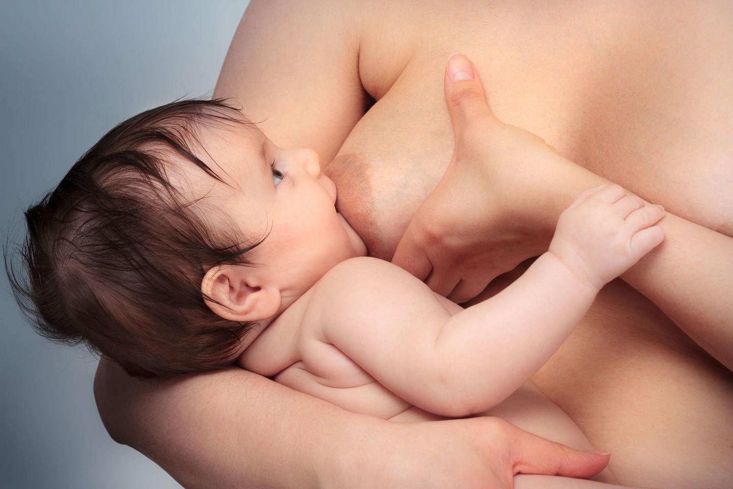 Nėštumo ir žindymo metu moters krūtinė dažniausiai padidėja 1-2 dydžiais.<br>123rf nuotr.