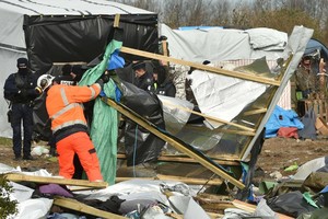 ES migrantų krizė: griaunama Kalė pabėgėlių stovykla