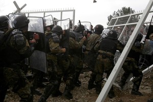 Graikijoje įstrigę migrantai prasiveržė pro sieną jėga