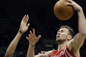 Įspūdingas D. Motiejūno perdavimas pergalės „Rockets“ neatnešė