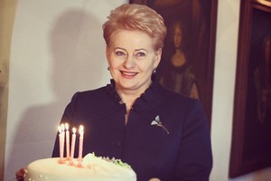 60-metį švenčiančiai prezidentei – saldžios ir rūgščios dovanos