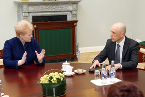 Kuriuo galu ir kam smogs prezidentės išdrožtas vėzdas?