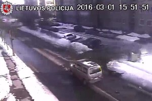 Telšių vaizdo kameros nufilmavo – automobilis partrenkė moterį