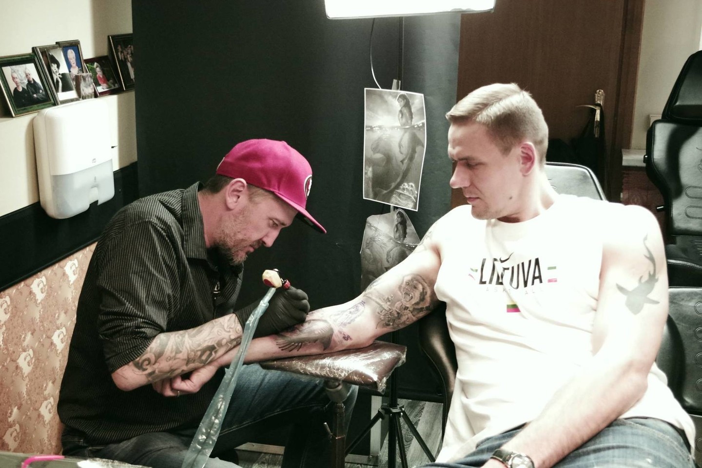 Riberto Javtoko ranką jau puošia nauja tatuiruotė.