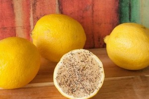 Kodėl verta sumaišyti citrinos sultis, druską ir pipirus?