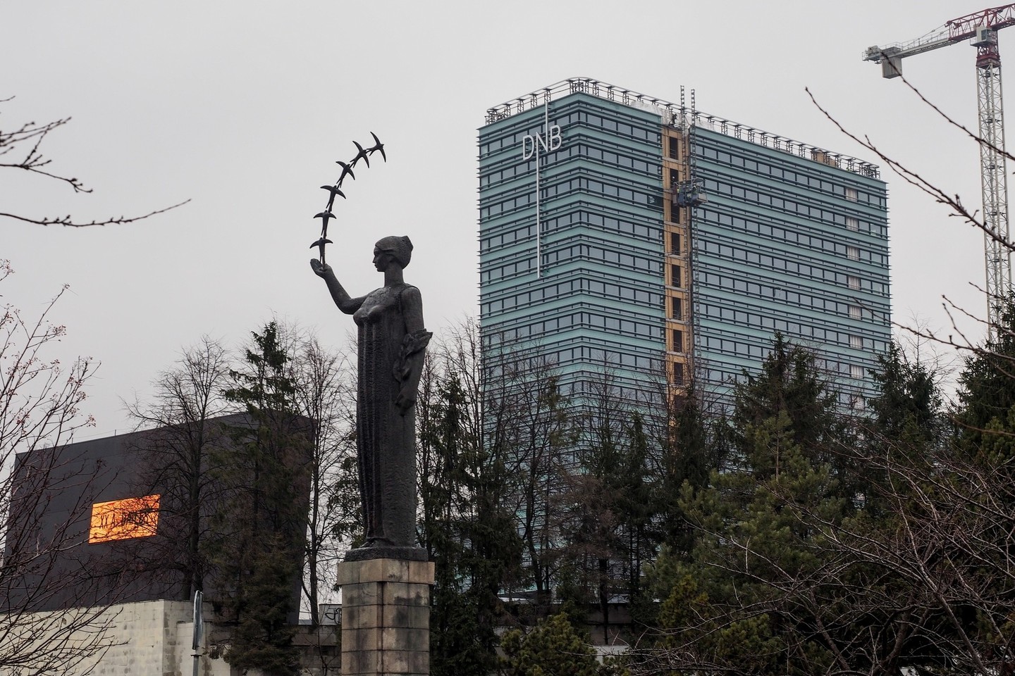 2015 metais didieji Lietuvos bankų sektoriaus dalyviai skaičiavo po penktadalį mažėjusj grynąjį pelną, kurį „valgė“ beveik visiems jų mažėjusios grynosios palūkanų pajamos ir išnykusi galimybė uždirbti iš lito konvertavimo į eurą.