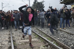NATO generolas: Maskva verčia migrantų krizę ginklu prieš Europą