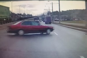BMW skrydis Vilniuje: nufilmavo šiurpų slydimą per judrią gatvę