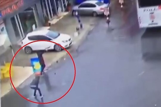 Nufilmuota: Stambule dvi užpuolikės apšaudė policijos būstinę