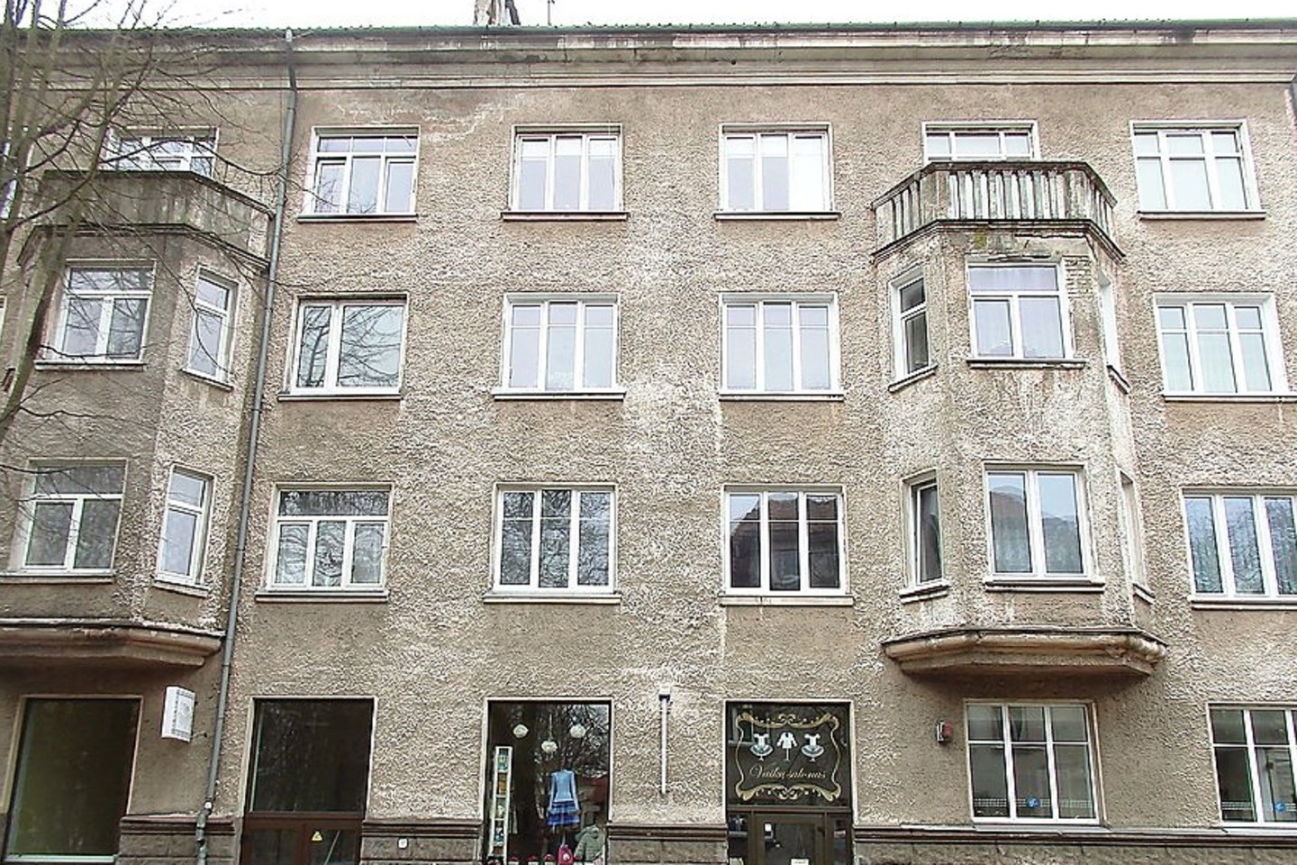 Niekuo dėtos dviejų butų, esančių virš parduotuvės, savininkės jau kviestos į teismą, dabar eilė – dar vienam.