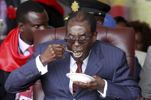 Badaujančios Zimbabvės vadovas prabangiai atšventė gimtadienį