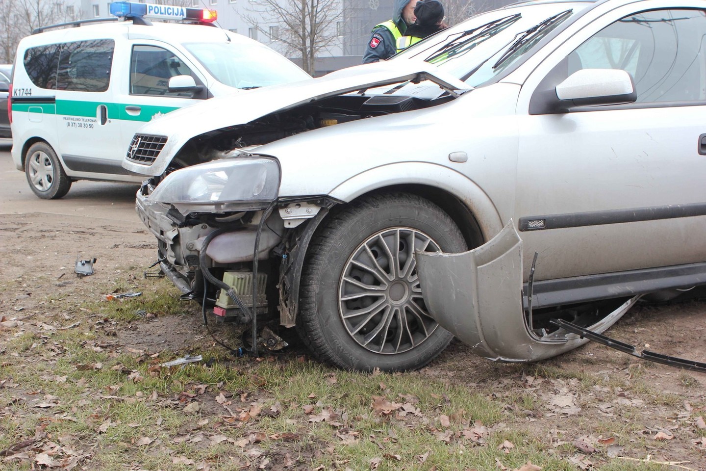 Kaune, Raudondvario plente, ketvirtadienio rytą susidūrė „Opel“ ir „Audi“, sužeisti abu vairuotojai.