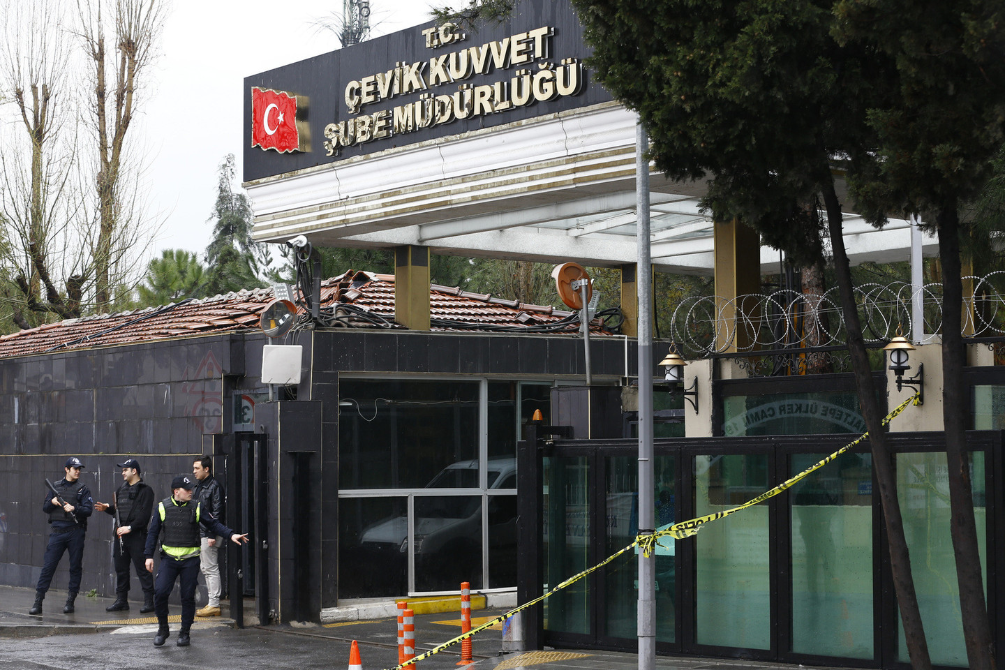Naujienų agentūra „Dogan“ nurodė, kad tos moterys metė kelias granatas, o paskui pradėjo šaudyti į riaušių policijos būstinę.