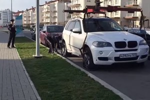 Pasipinigavimas rusišku stiliumi: BMW tapo pareigūnų įkaitu