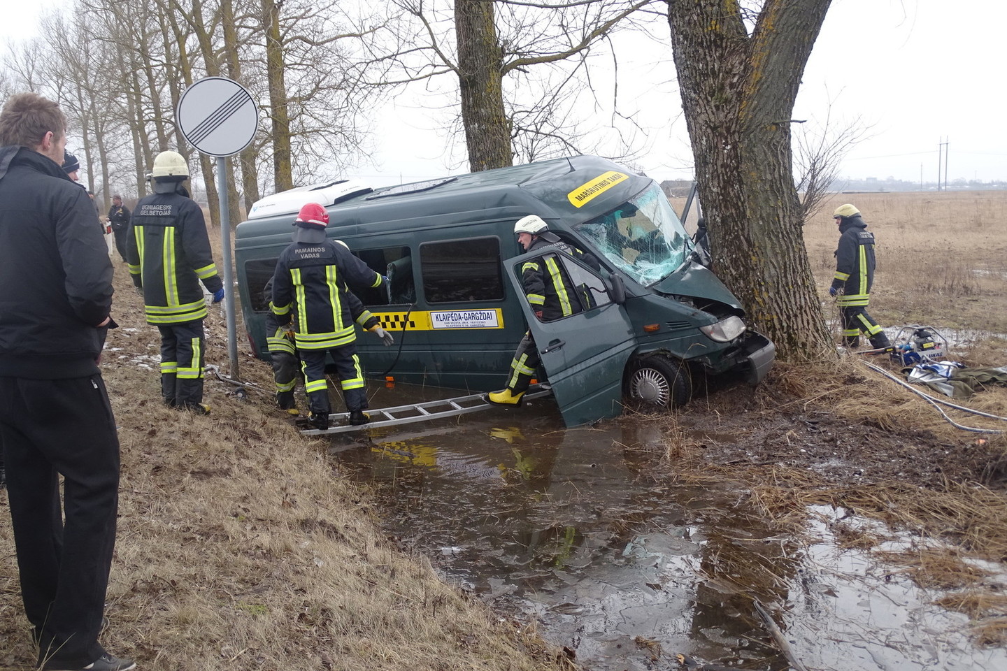 Prie Gargždų mikroautobusas trenkėsi į medį, yra daug nukentėjusiųjų.