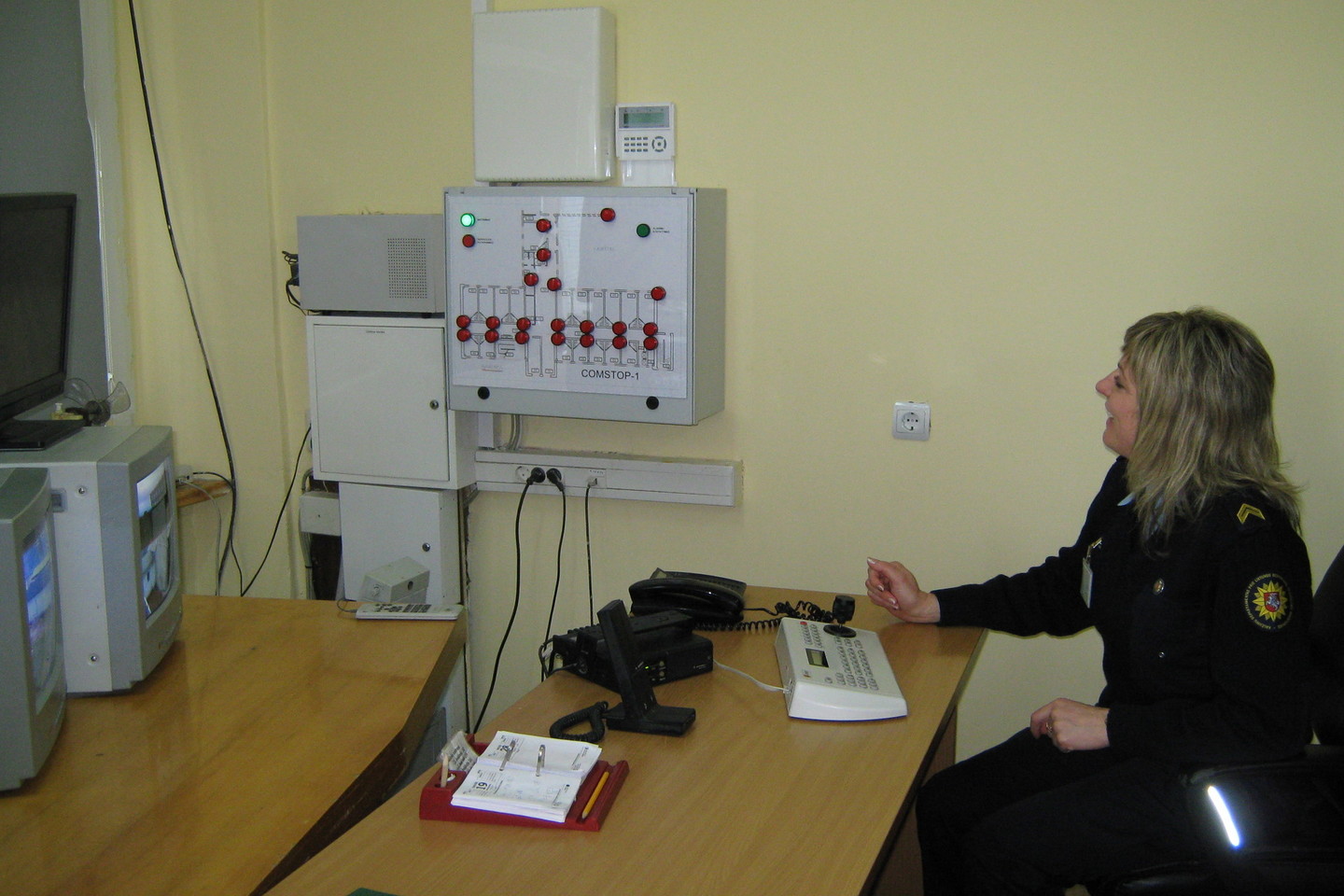 Jei Kybartų pataisos namų teritorijoje, kurioje blokuojamas ryšys, kas nors bando skambinti, signalą apie bandymą prisijungti tuoj pat gauna budintis pareigūnas.<br>L.Juodzevičienės nuotr.