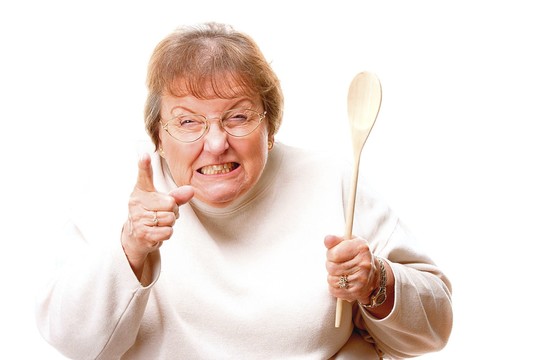 Įsiutę įtėviai nevalgios mergaitės vos nenudūrė šaukštu