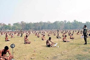 Indijoje prieš egzaminą jaunuoliams liepta išsirengti