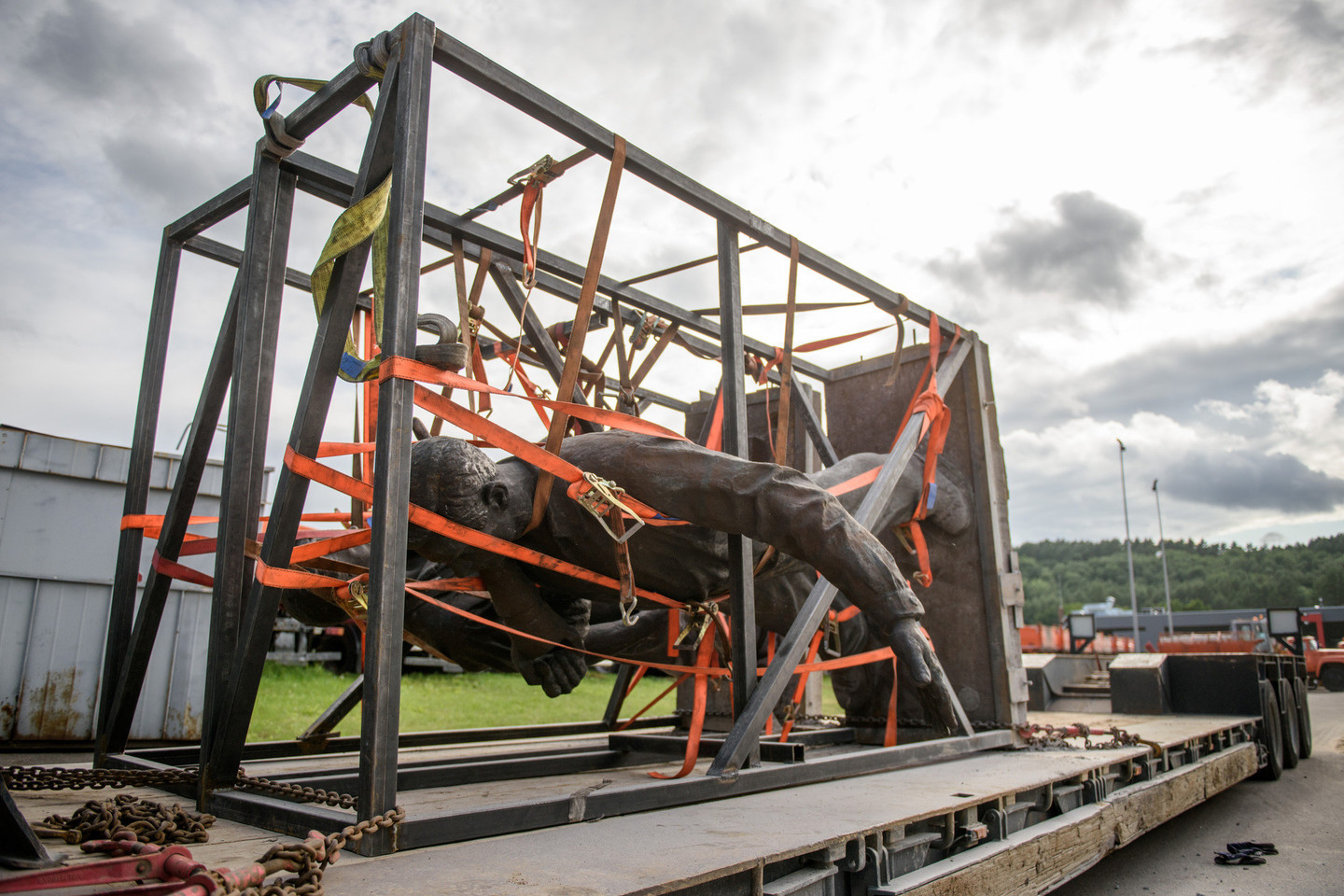Vilniaus vadovai sako neskubėsiantys priimti sprendimų, ar eksponuoti, ar atsikratyti sovietinių Žaliojo tilto skulptūrų.