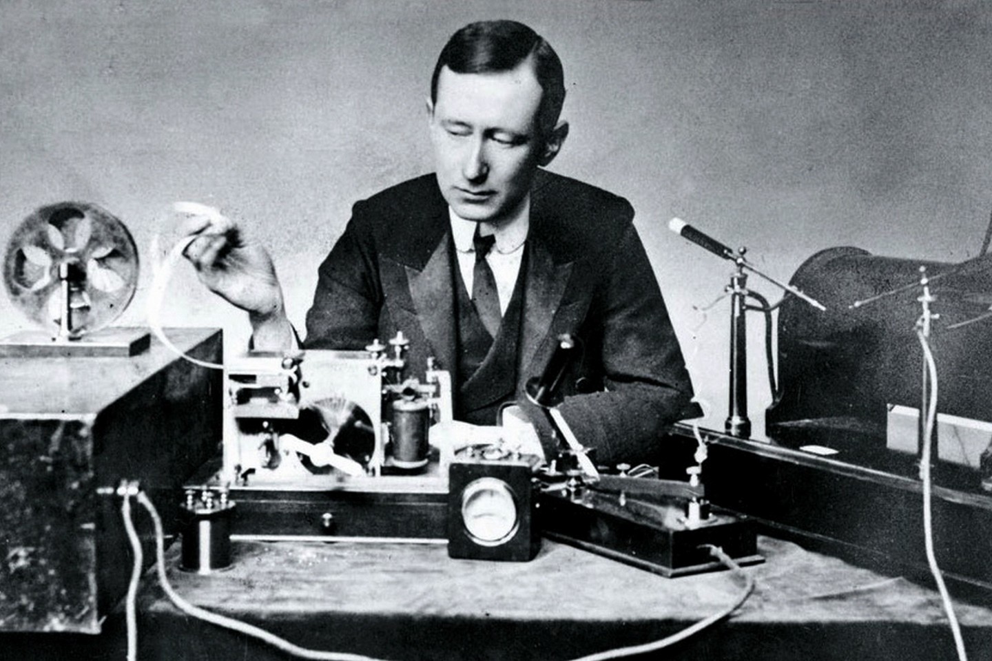 G.Marconi prie savo išradimo, apie 1901 m.<br>Archyvo nuotr.
