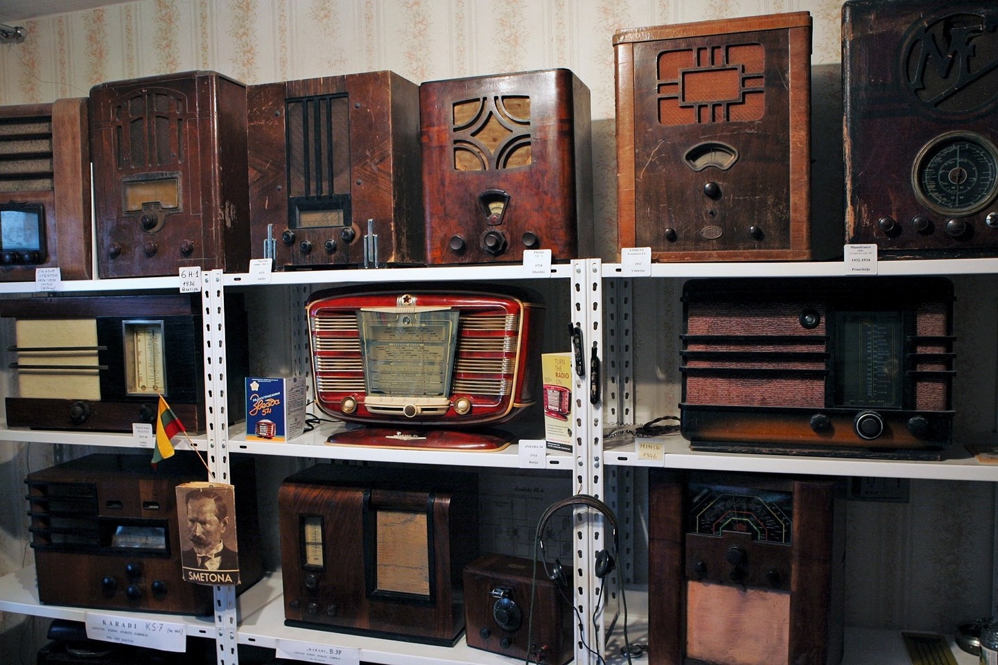 Z.Langaičio kolekcijos seni radijo imtuvai.<br>Archyvo nuotr.