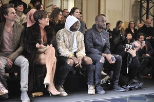 Kris Jenner sulaužė taisykles: apnuogino ir krūtinę, ir kojas