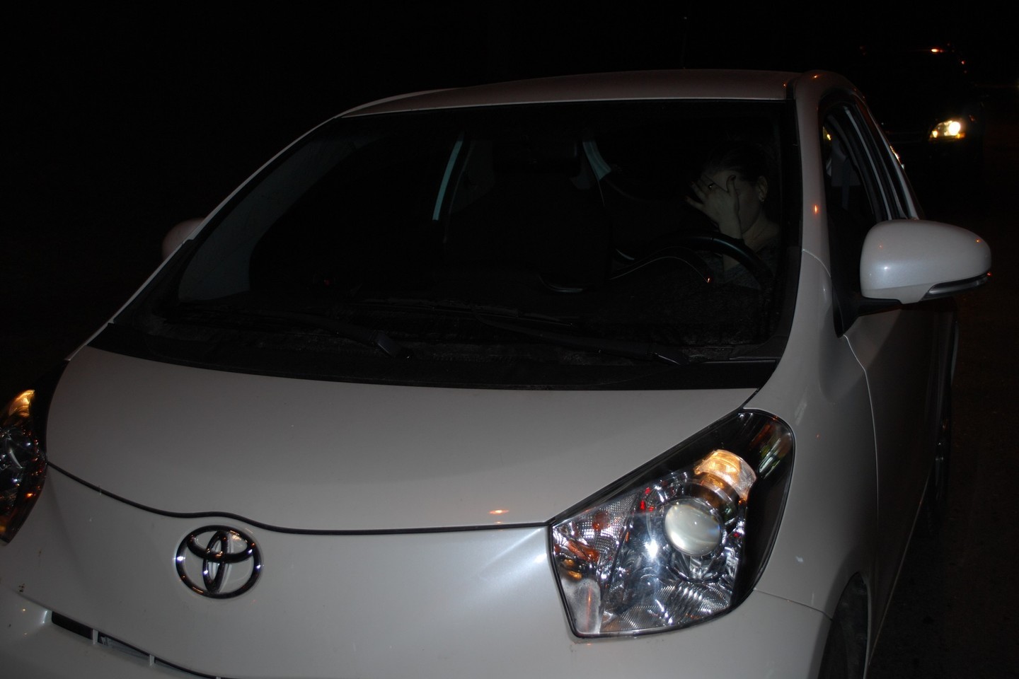 Šio miniatiūrinio „Toyota iQ“ vairuotojos blaivumo patikrinimo rezultatai – šokiruojantys.<br>Lrytas.lt nuotr.