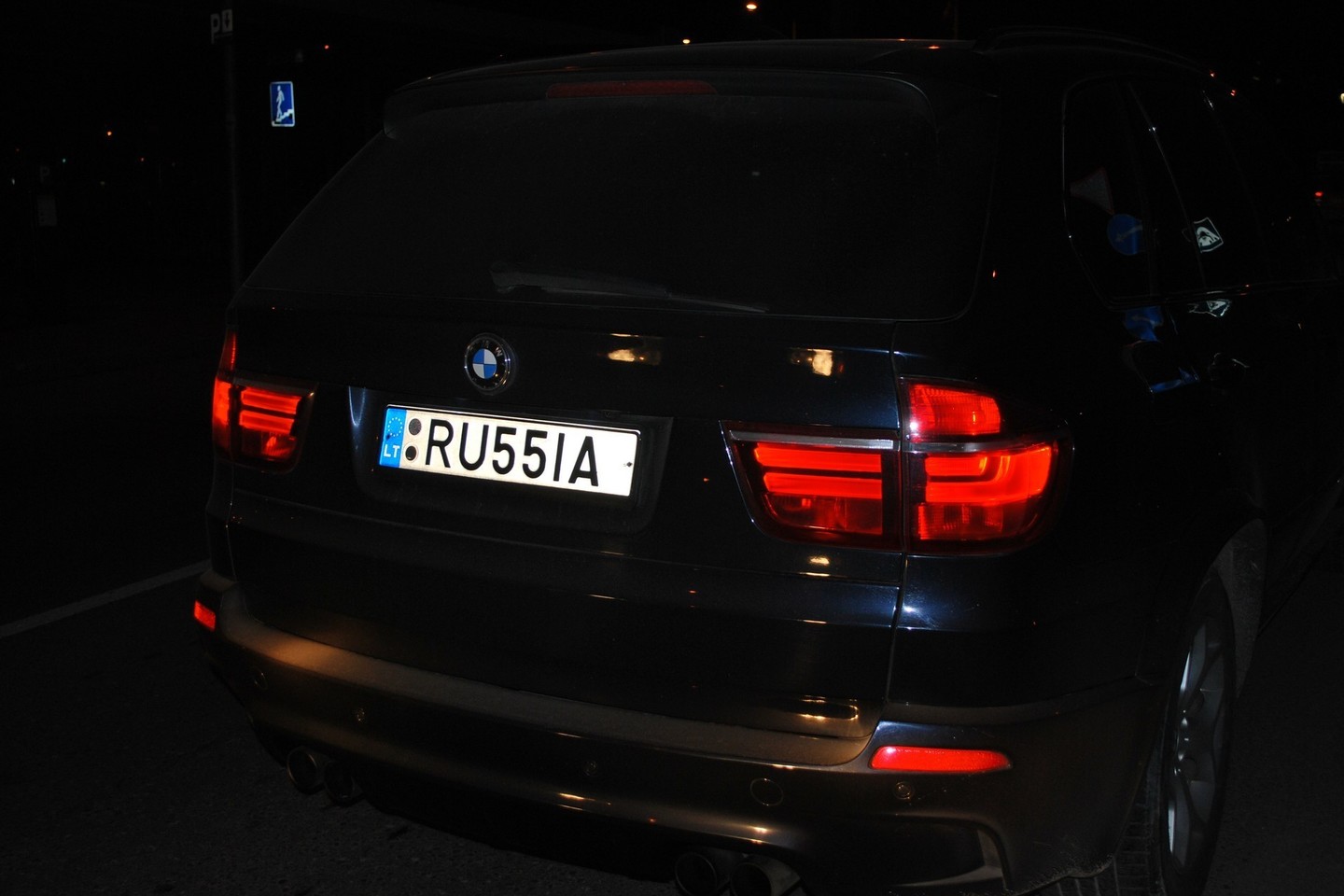 BMW X5 su išskirtiniais vardiniais registracijos numeriais.<br>Lrytas.lt nuotr.