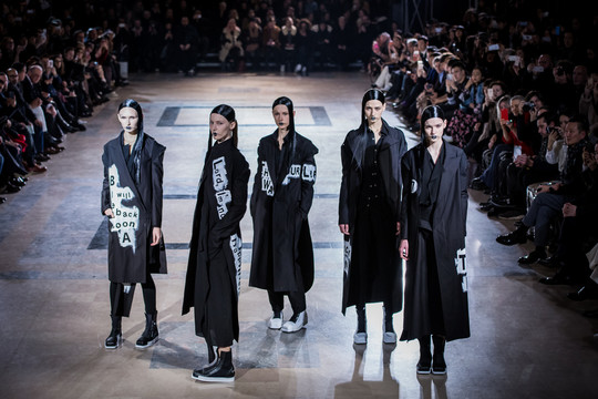 Paryžiaus mados savaitė: tamsi „Yohji Yamamoto“ kolekcija