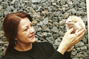 Augintinį dygiomis adatomis šeimininkė maudo lyg vaiką