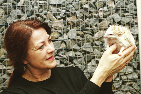 Augintinį dygiomis adatomis šeimininkė maudo lyg vaiką