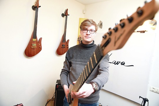 Žinomų žmonių atžala iš naujo išrado gitarą