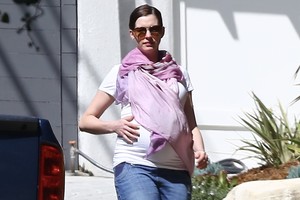 Nėščiosios pilvą aktorė Anne Hathaway slepia po skarele