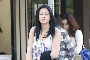 Michaelo Jacksono 17-metė dukra neišbrenda iš svaigalų liūno