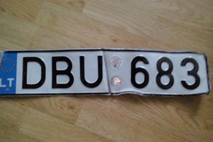 Dėl gatvėje surasto automobilio ženklo net užkaito telefonas